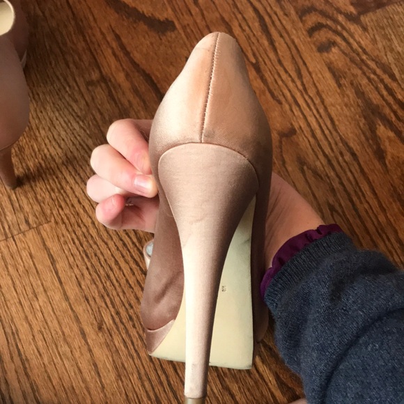 Vera Wang Lavender Heels - Picture 5 of 14